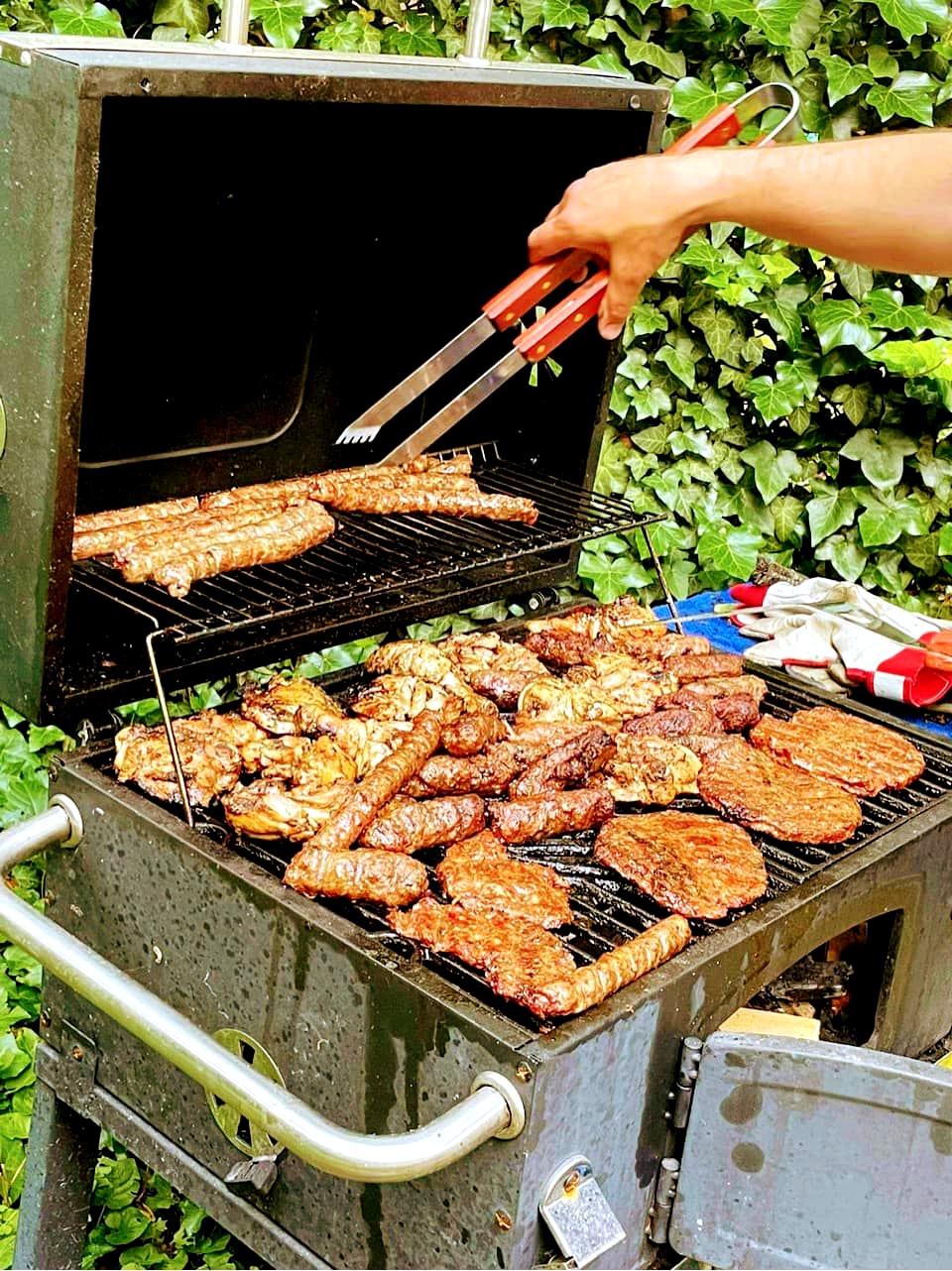 Vegyes húsok grillen sütés közben