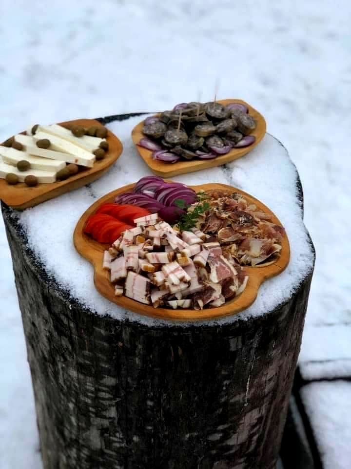 Téli hidegtál fatönkön tálalva
