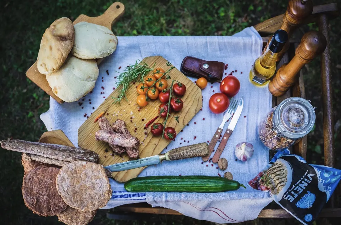 Grillperte alapanyagok és lepények kerti asztalon