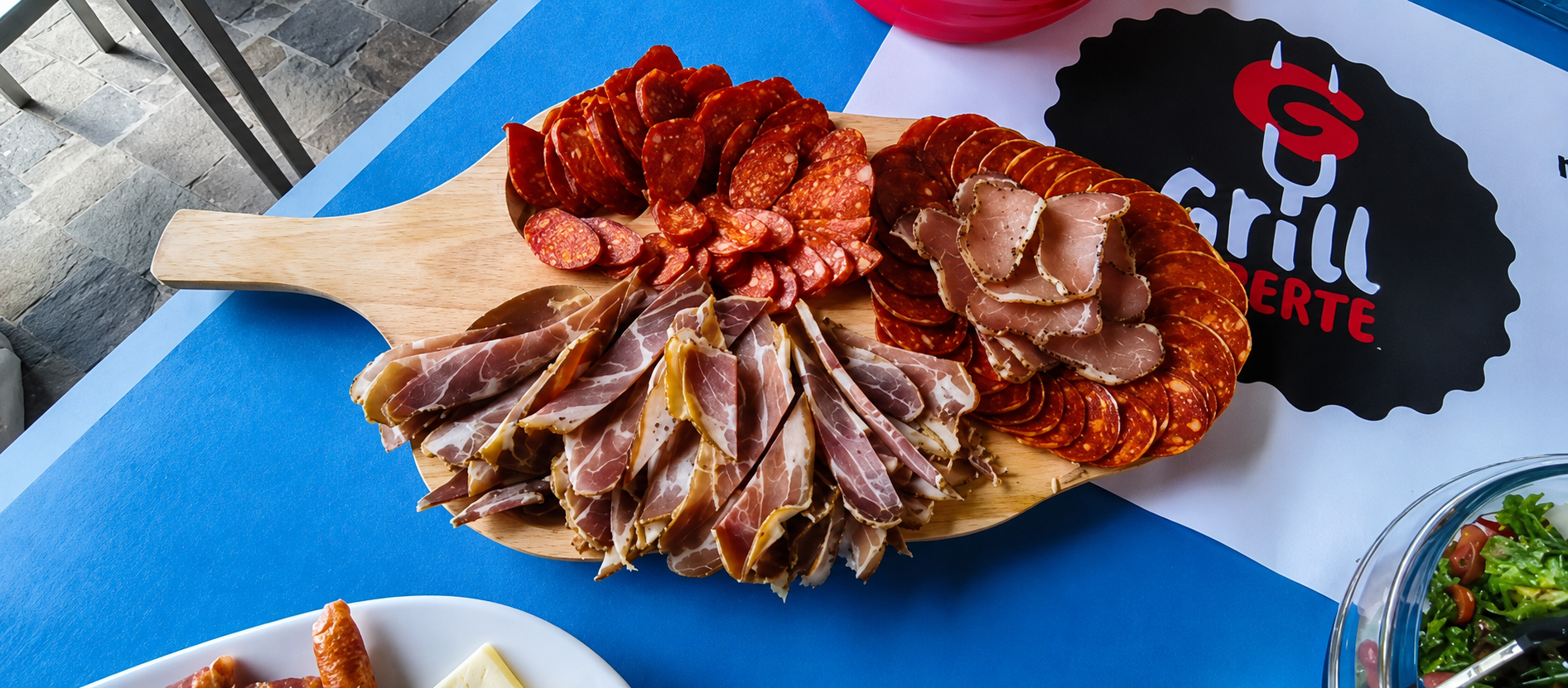 Grillperte felvágottas tál közelről