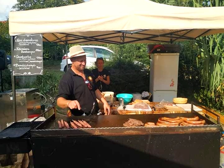 Grillperte sütés közben a pult mögött