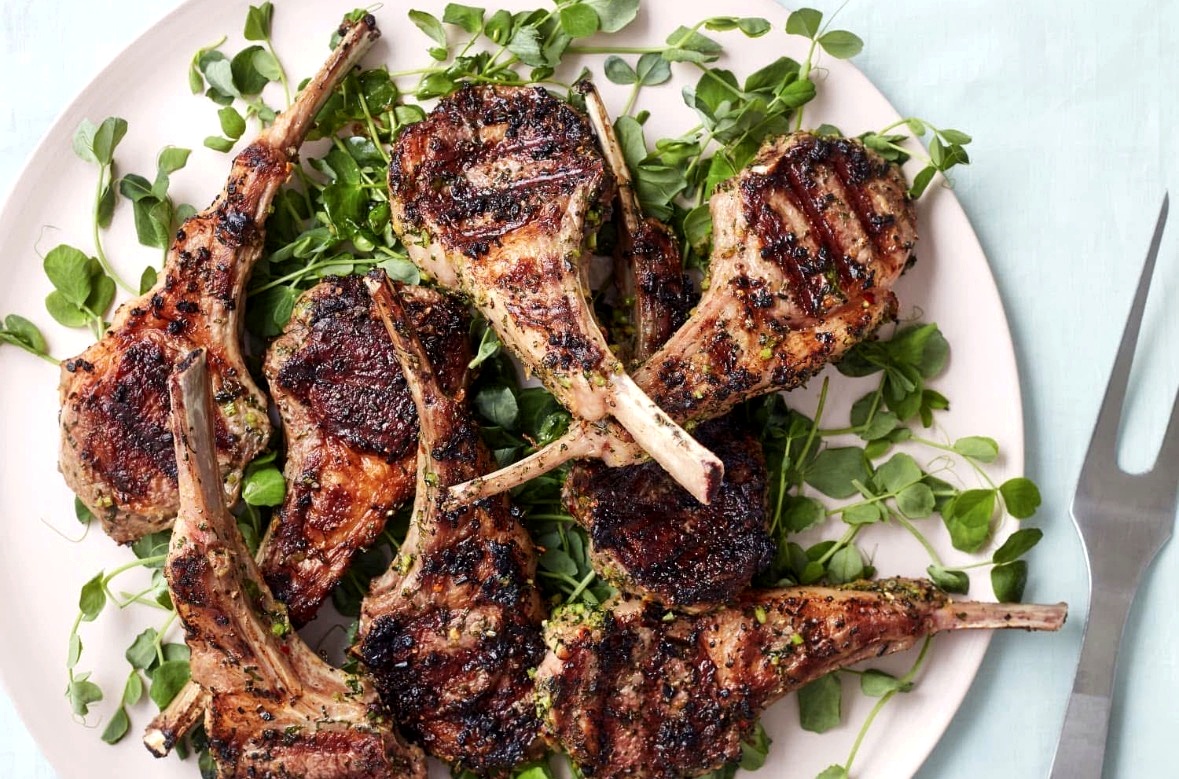 Grillezett bárányborda friss zöldekkel