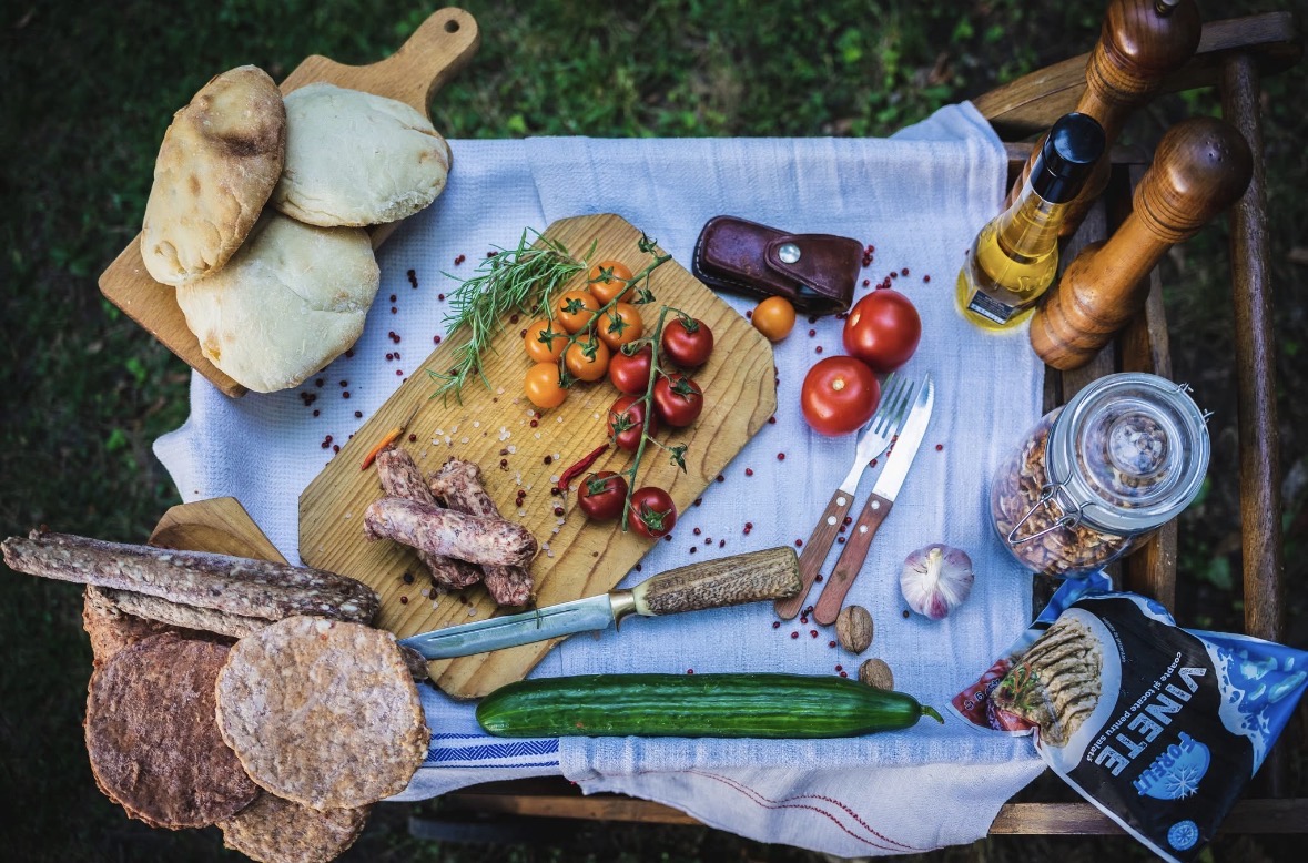 Grillperte alapanyagok és lepények kerti asztalon
